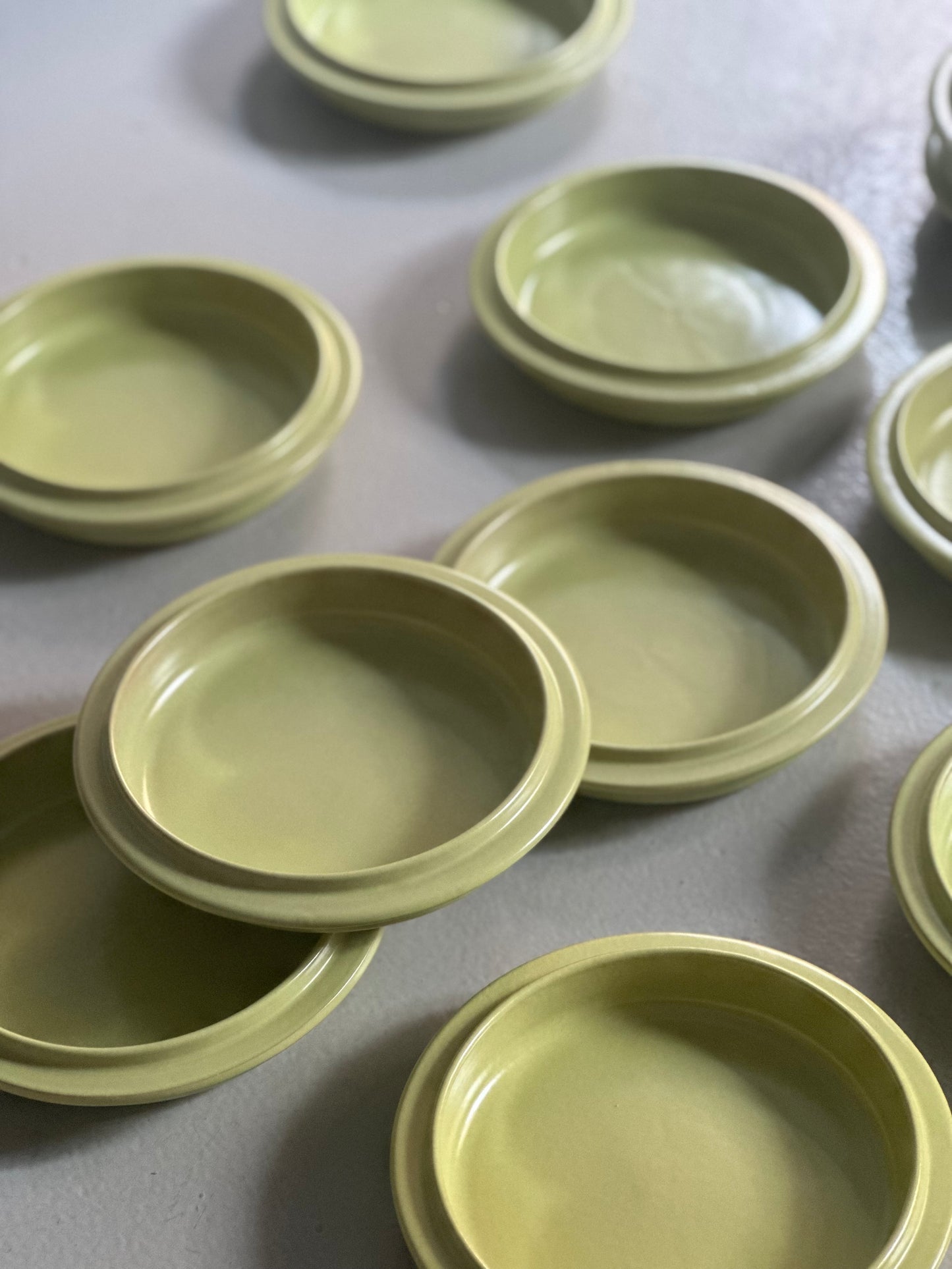 Italiensk Pistacie og Brune Tallerkener