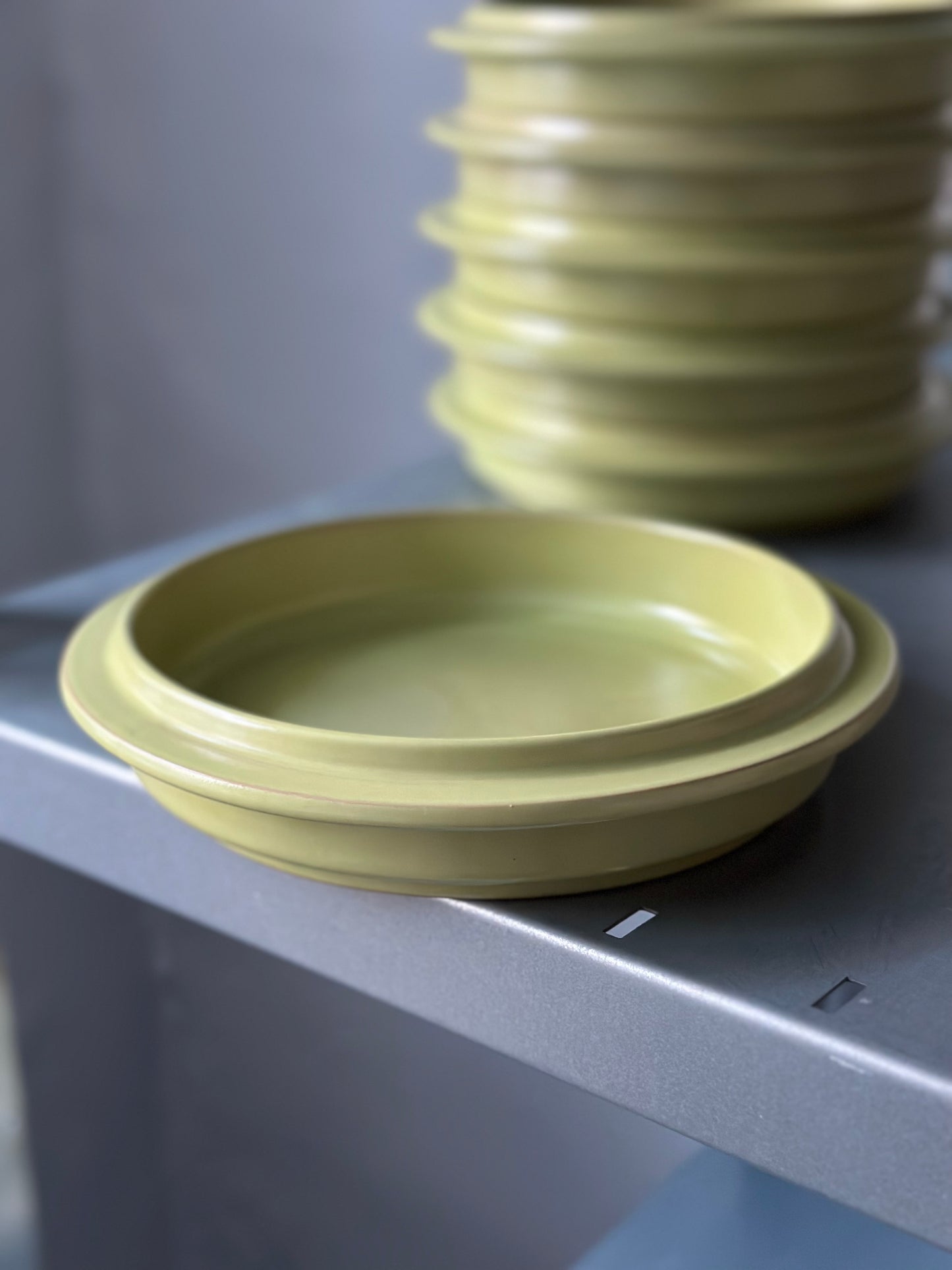 Italiensk Pistacie og Brune Tallerkener