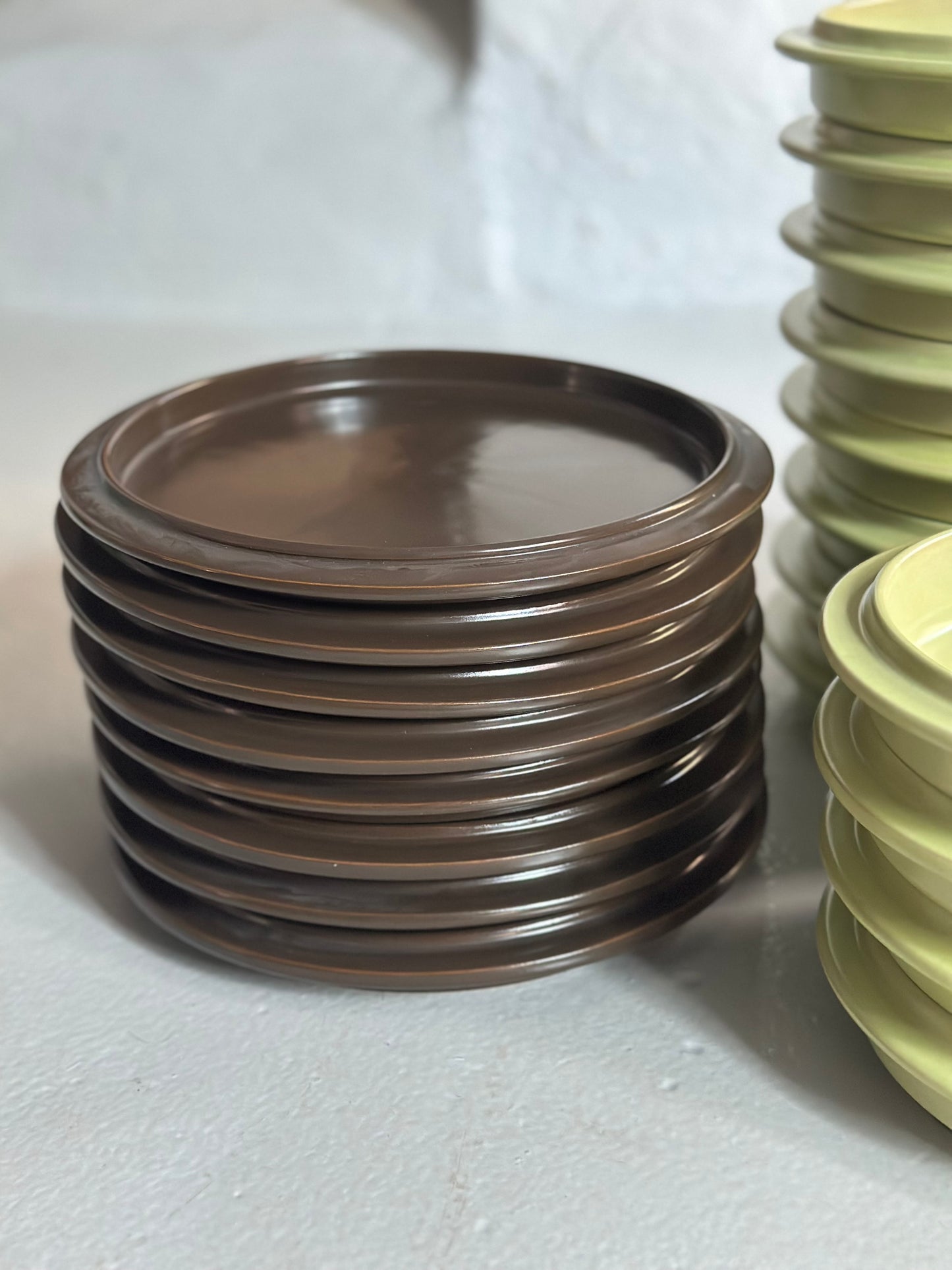 Italiensk Pistacie og Brune Tallerkener