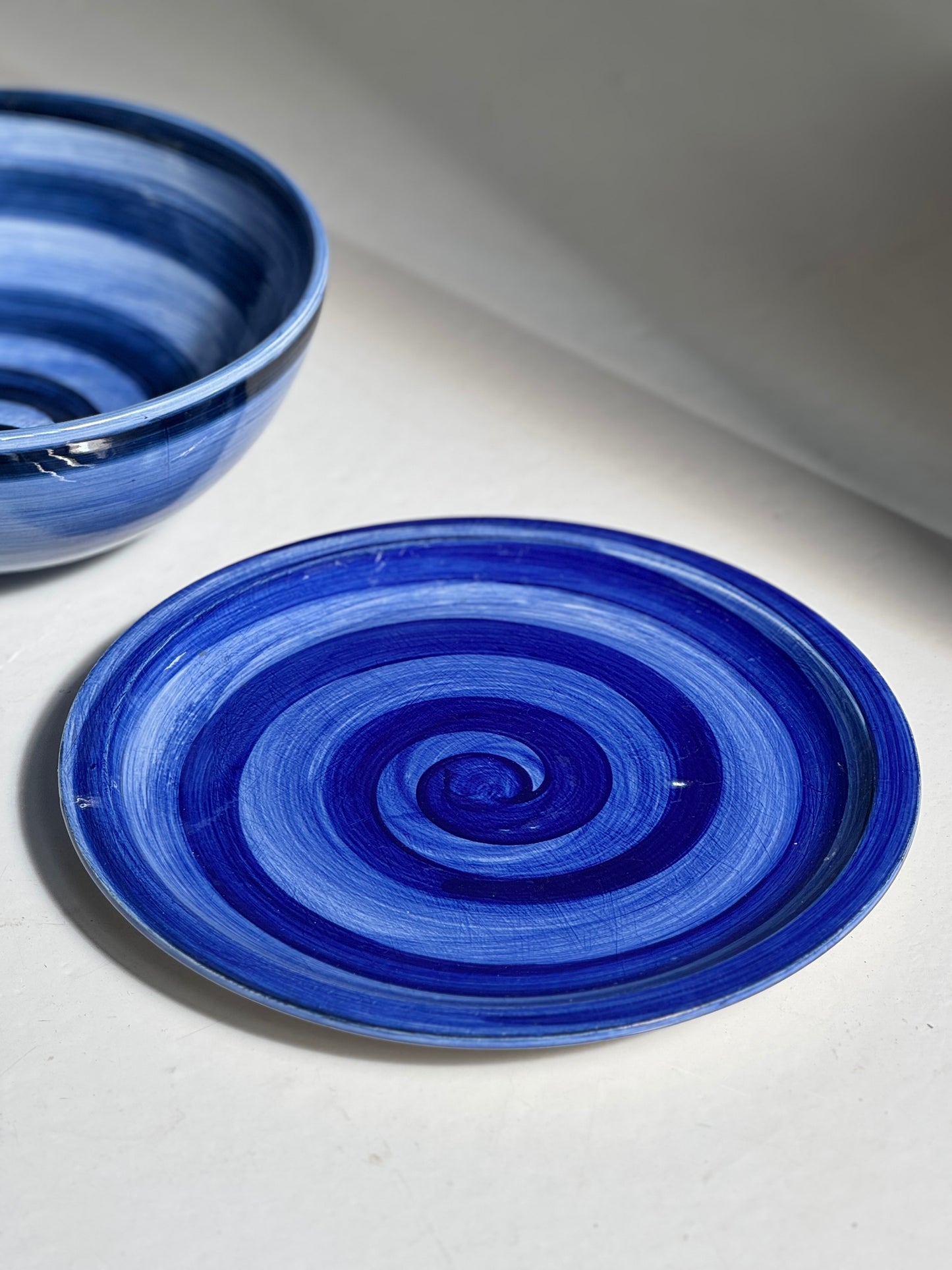 Håndmalet Swirl Skål + Fad