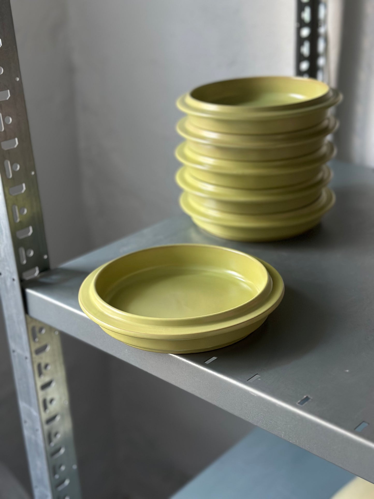 Italiensk Pistacie og Brune Tallerkener