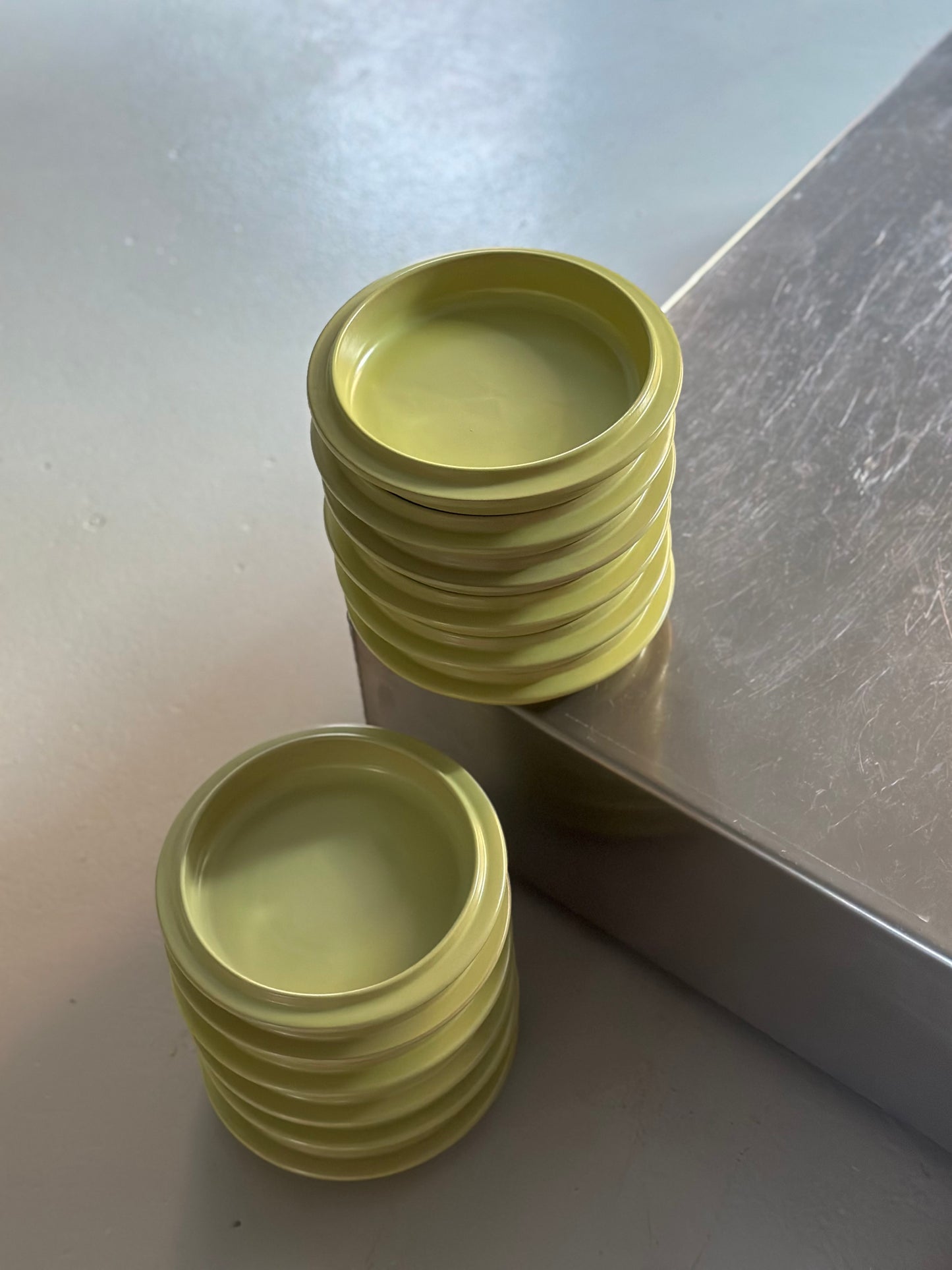 Italiensk Pistacie og Brune Tallerkener