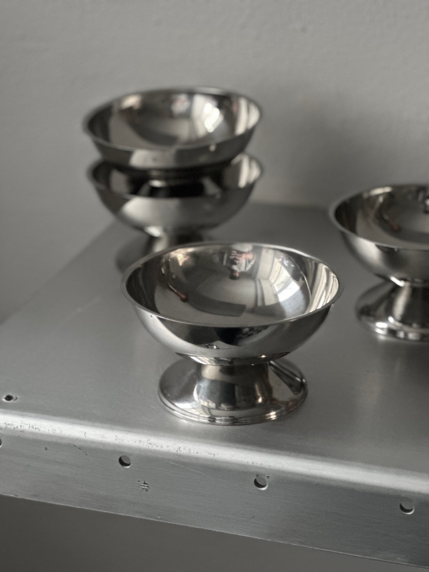 Vintage Stål Skåle På Fod - u. Mønster