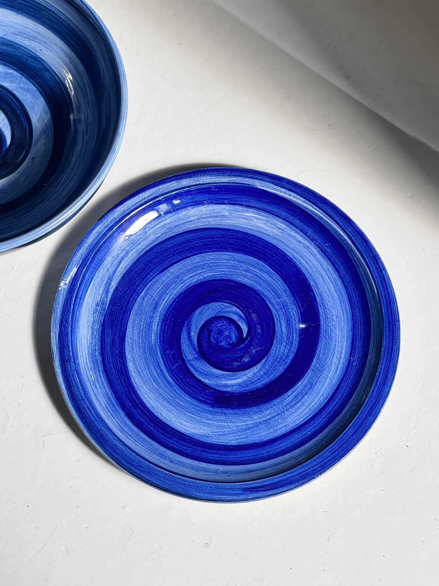 Håndmalet Swirl Skål + Fad