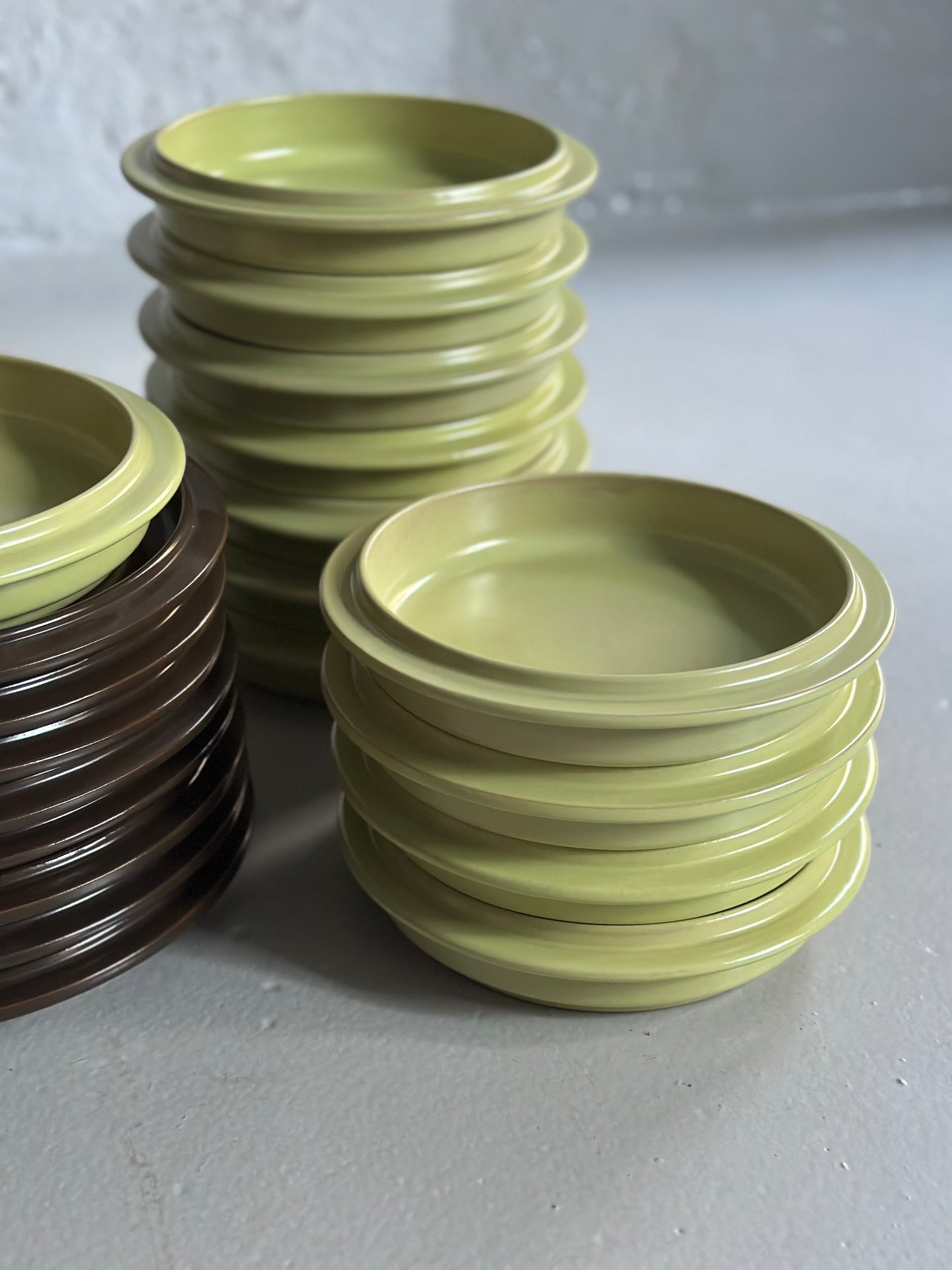 Italiensk Pistacie og Brune Tallerkener