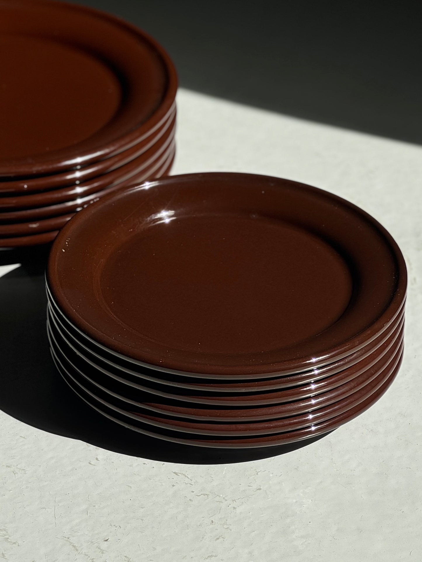 Mørkebrune Chunky Tallerkener