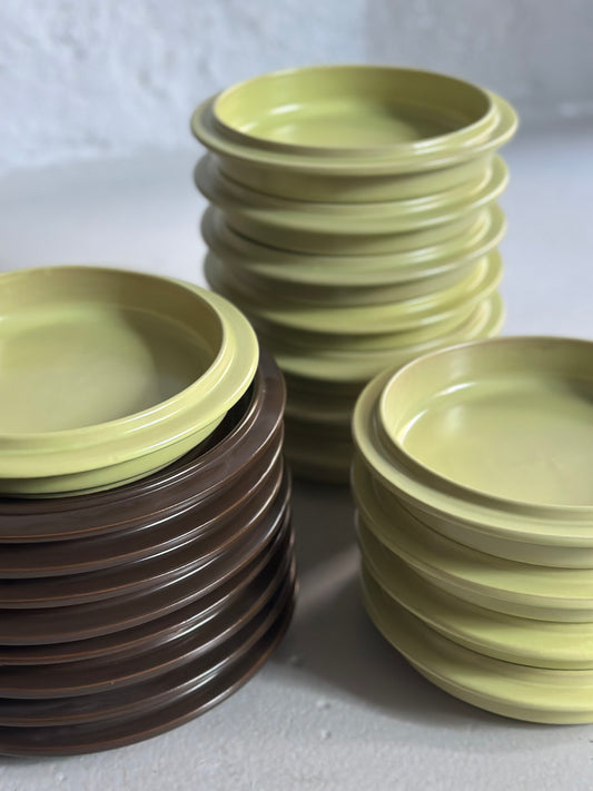 Italiensk Pistacie og Brune Tallerkener