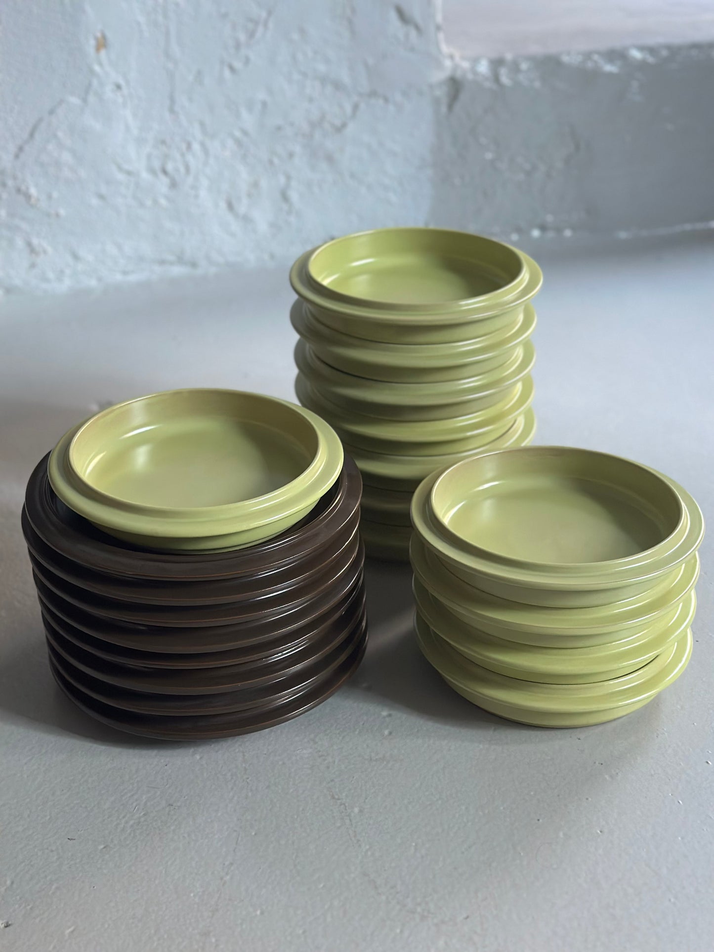 Italiensk Pistacie og Brune Tallerkener