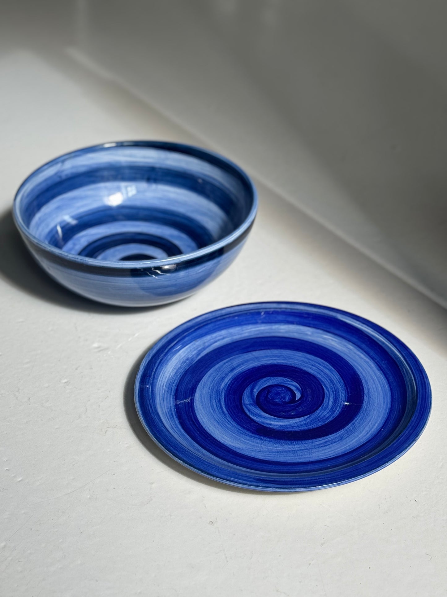 Håndmalet Swirl Skål + Fad
