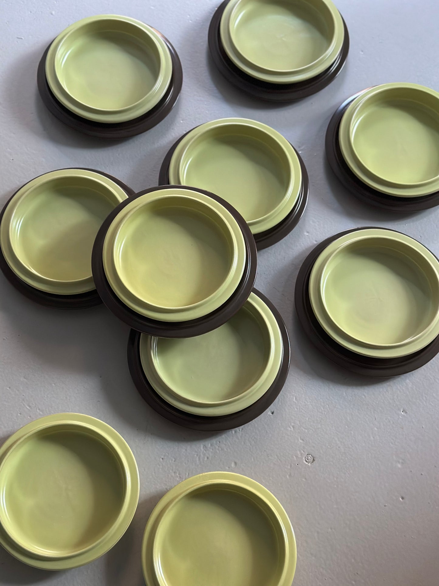 Italiensk Pistacie og Brune Tallerkener