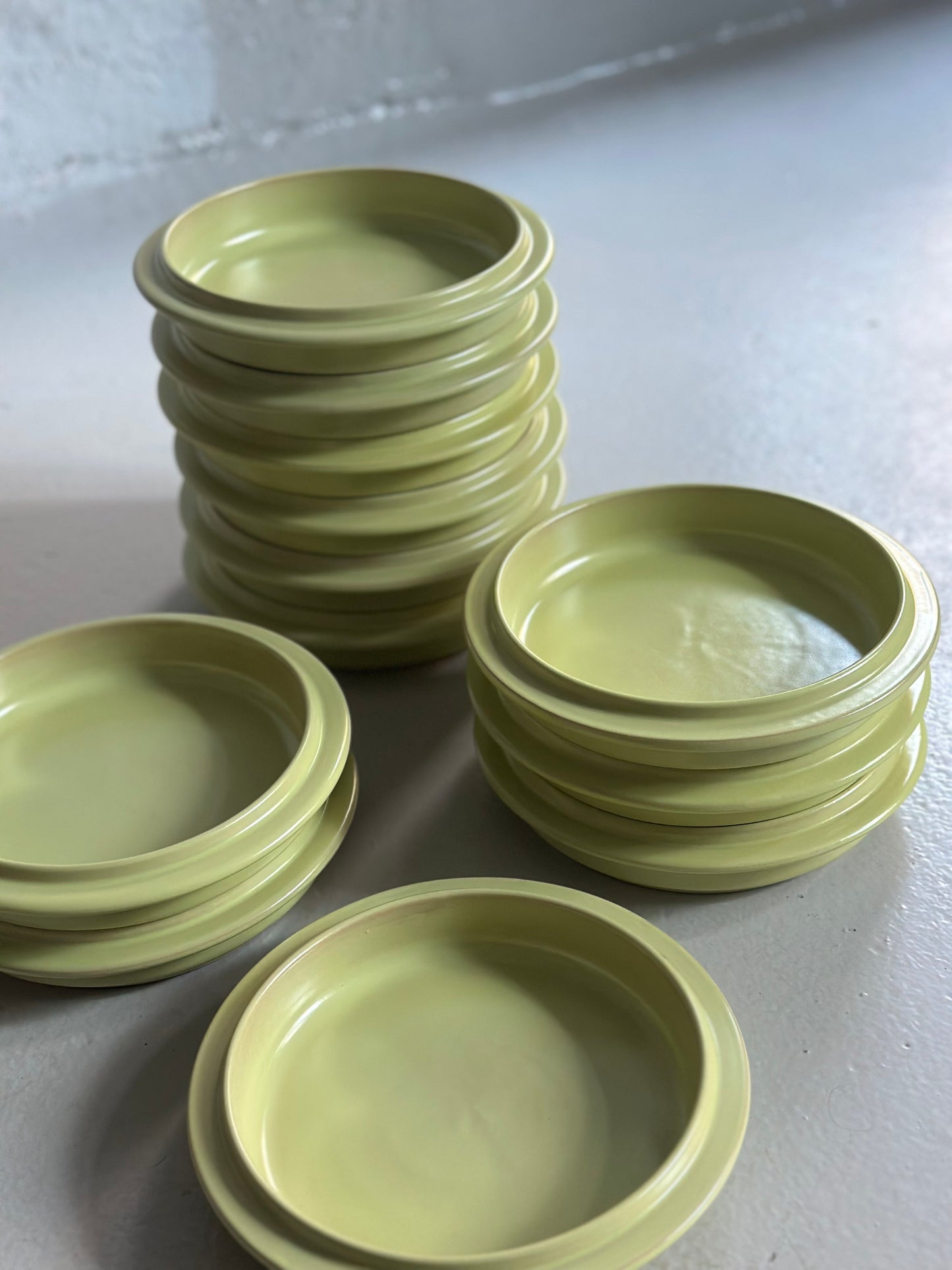 Italiensk Pistacie og Brune Tallerkener