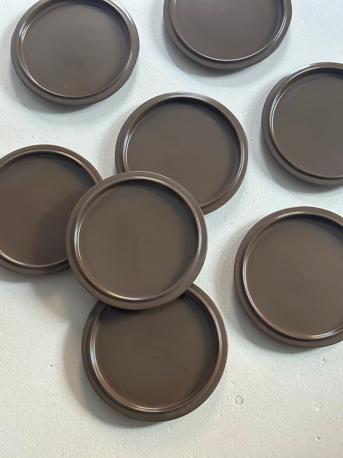 Italiensk Pistacie og Brune Tallerkener